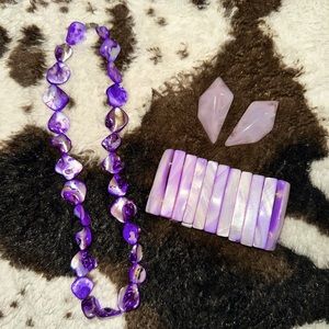 A necklace, bracelet, earings